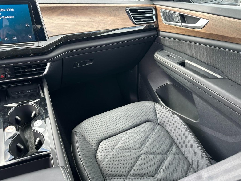 Volkswagen Atlas Vehicle Full-screen Gallery Image 17