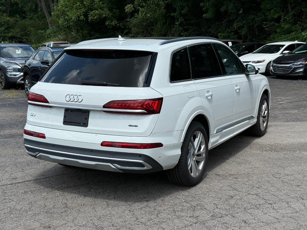 Audi Q7 Vehicle Full-screen Gallery Image 03