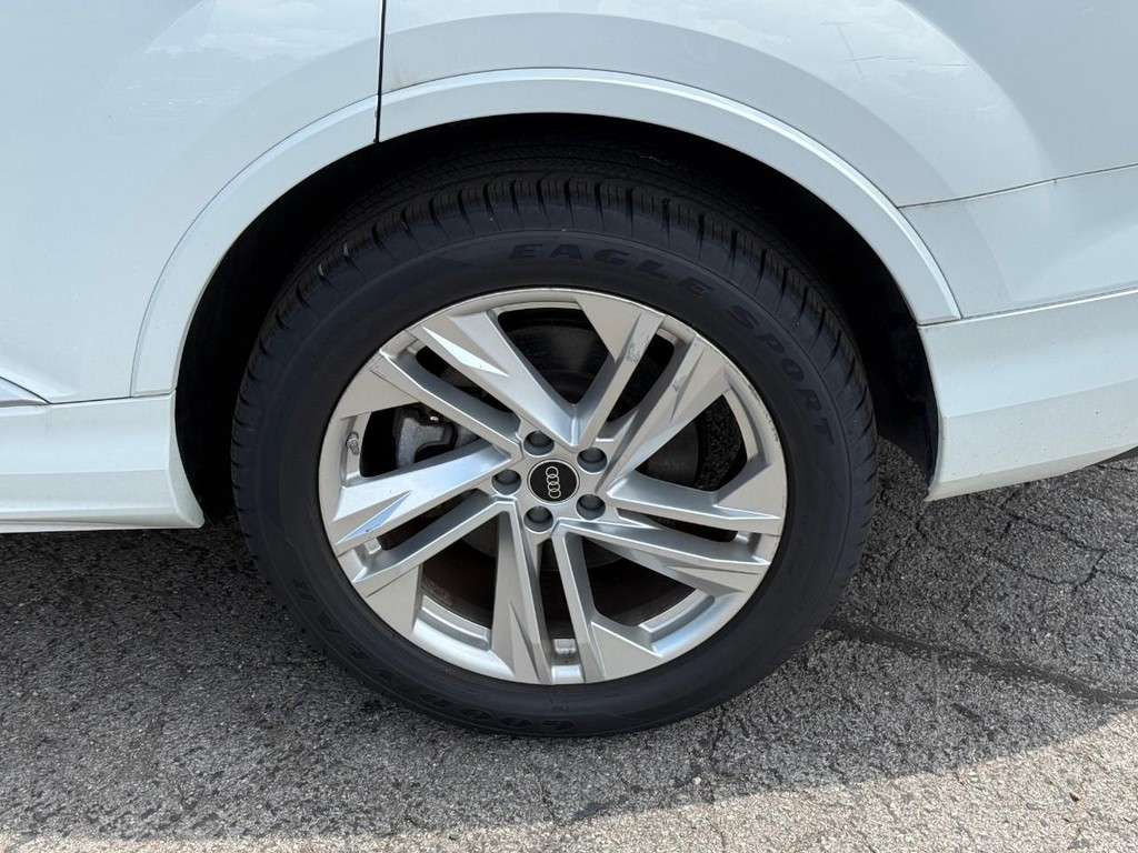 Audi Q7 Vehicle Full-screen Gallery Image 05