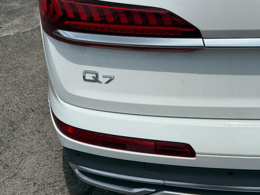 Audi Q7 Vehicle Full-screen Gallery Image 06