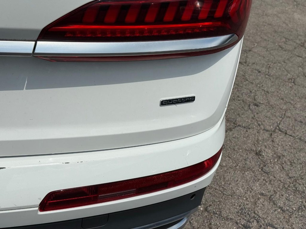 Audi Q7 Vehicle Full-screen Gallery Image 07