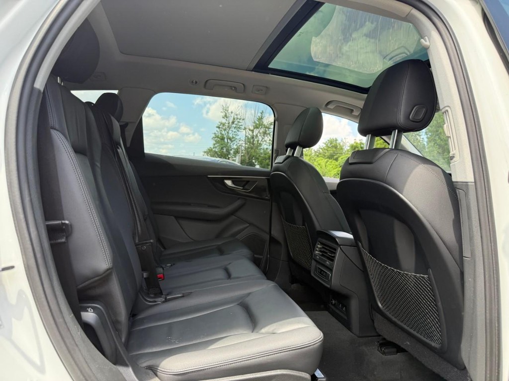 Audi Q7 Vehicle Full-screen Gallery Image 11