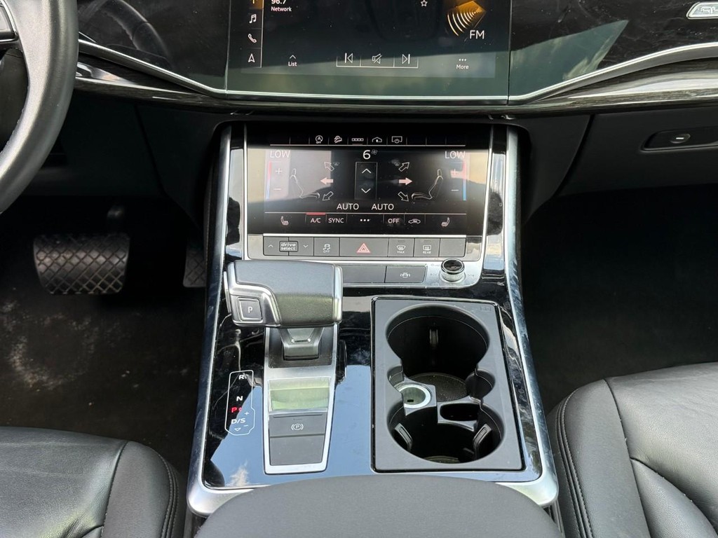 Audi Q7 Vehicle Full-screen Gallery Image 15