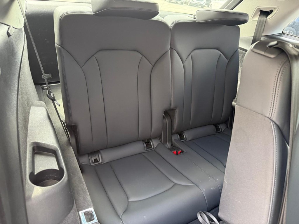 Audi Q7 Vehicle Full-screen Gallery Image 16