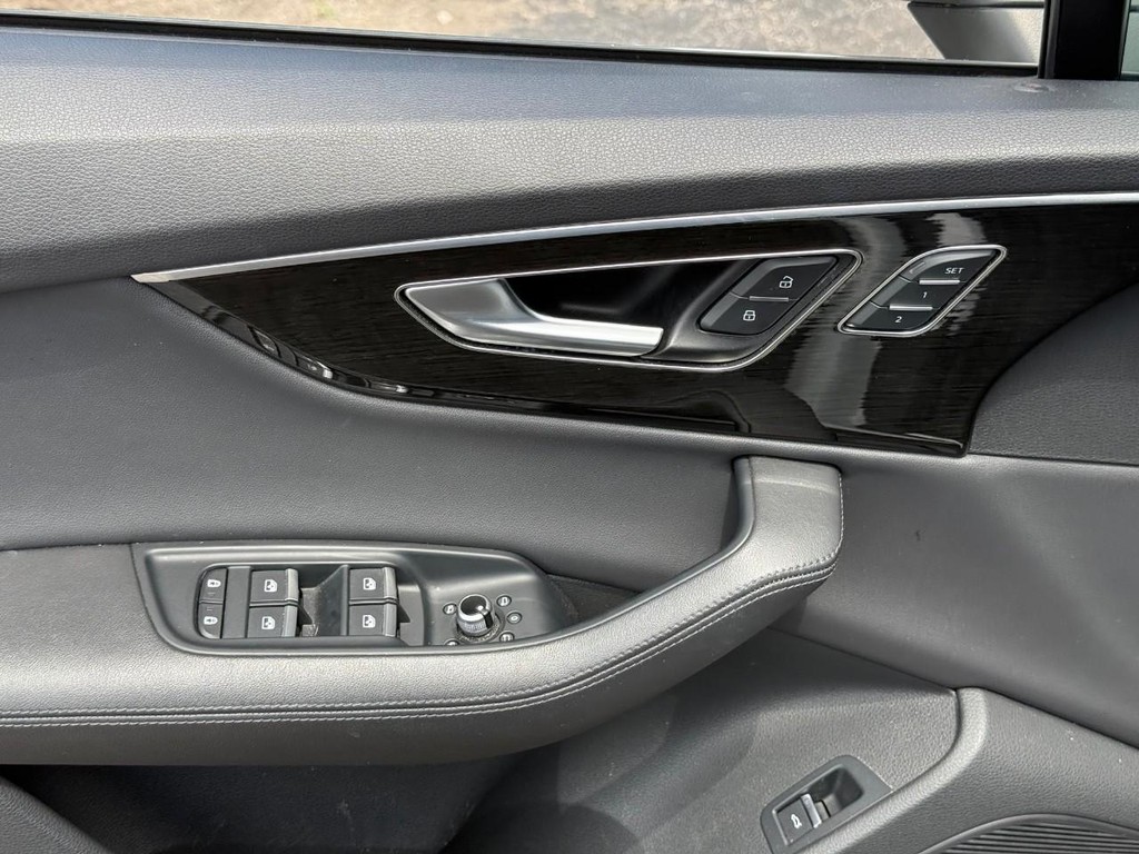 Audi Q7 Vehicle Full-screen Gallery Image 17