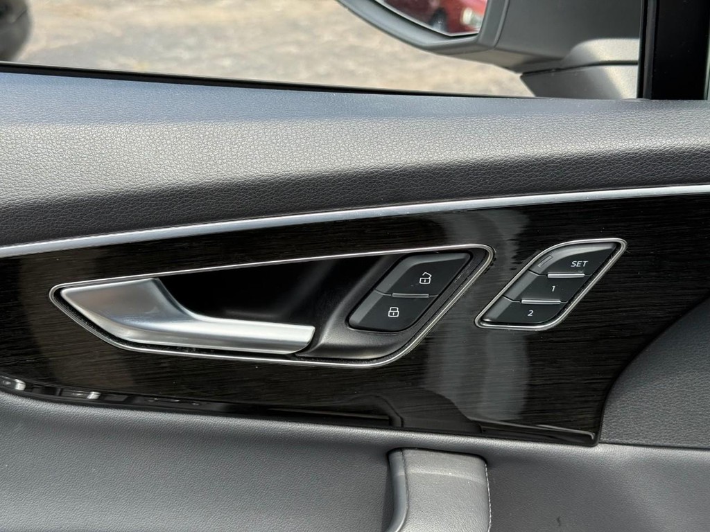 Audi Q7 Vehicle Full-screen Gallery Image 18