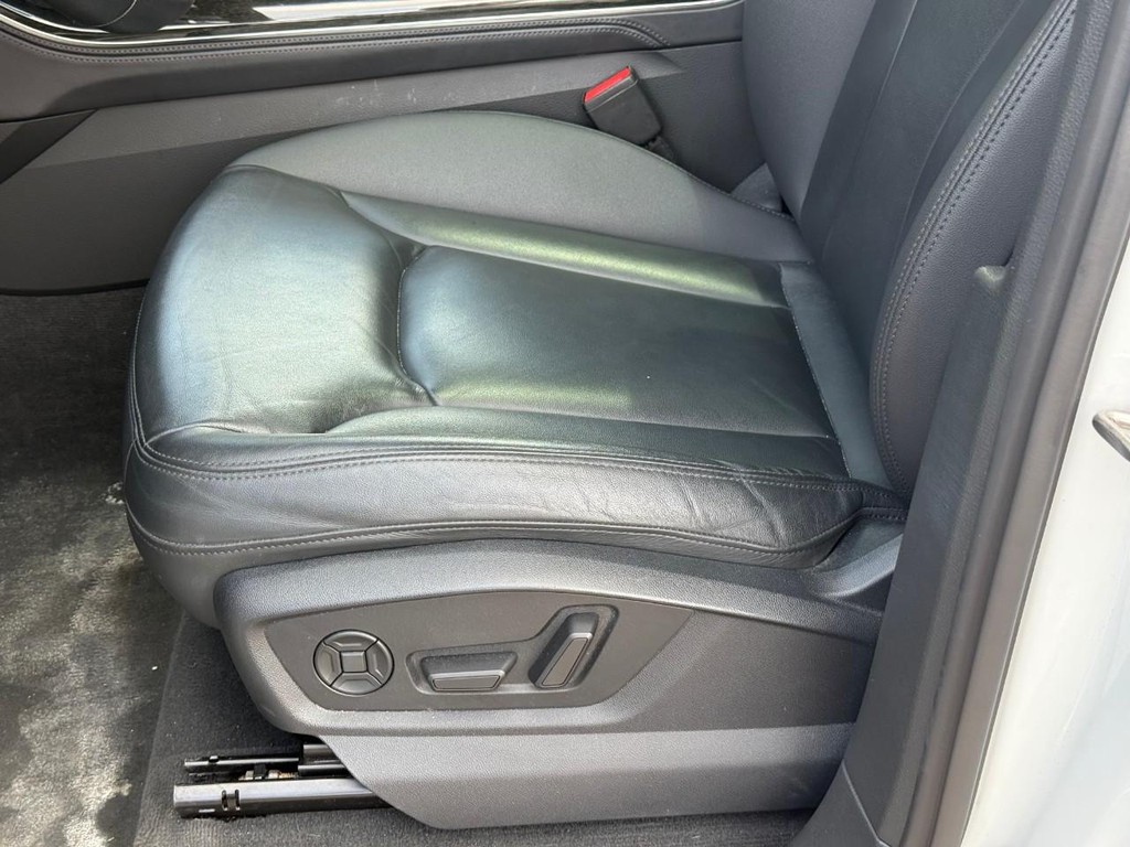 Audi Q7 Vehicle Full-screen Gallery Image 19