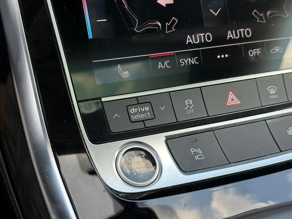 Audi Q7 Vehicle Full-screen Gallery Image 21