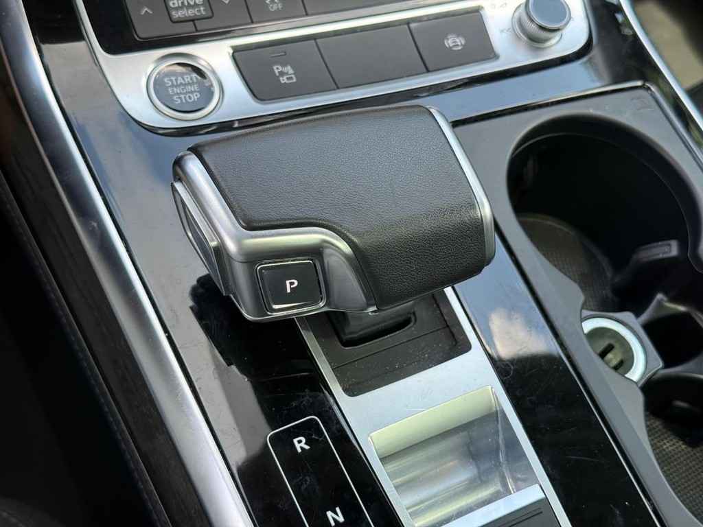 Audi Q7 Vehicle Full-screen Gallery Image 22