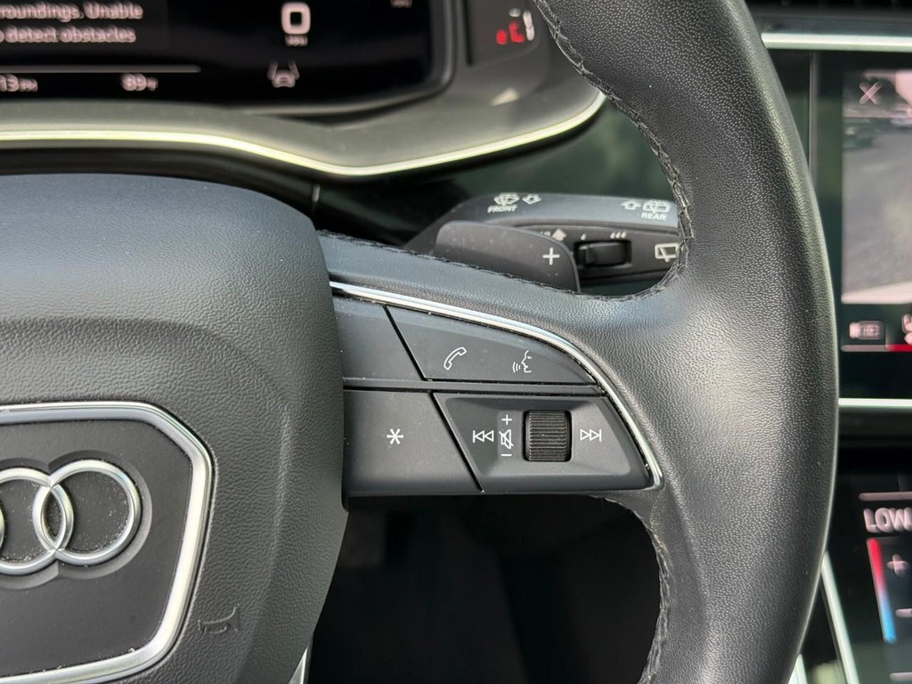 Audi Q7 Vehicle Full-screen Gallery Image 24