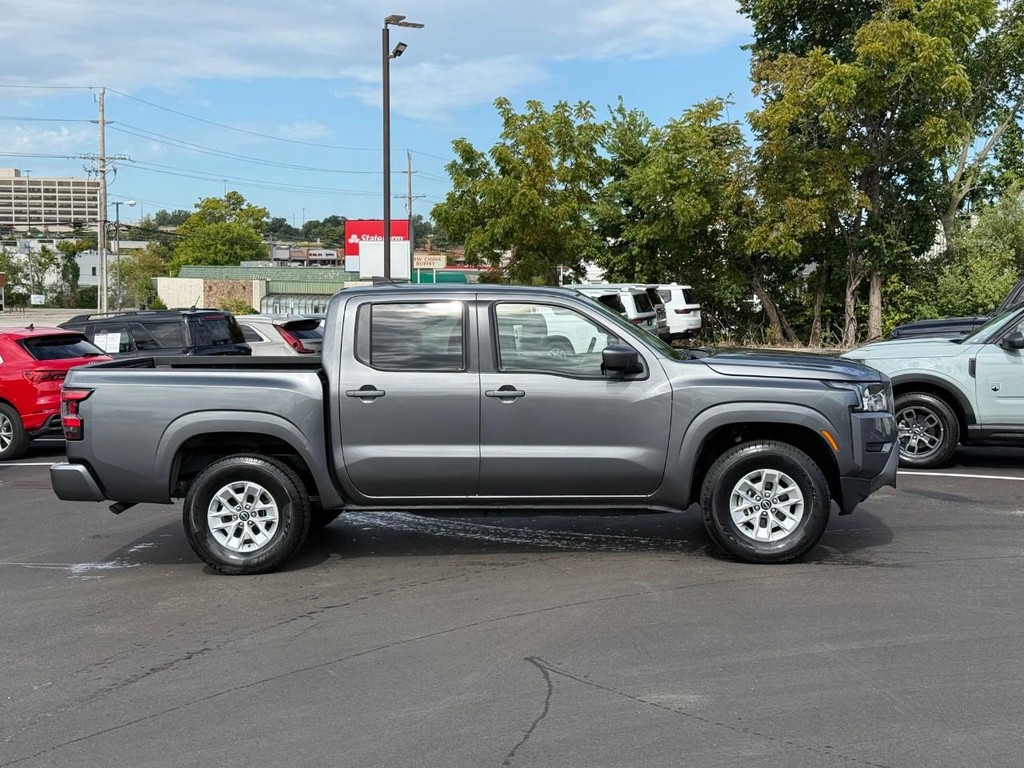 Nissan Frontier Vehicle Full-screen Gallery Image 02