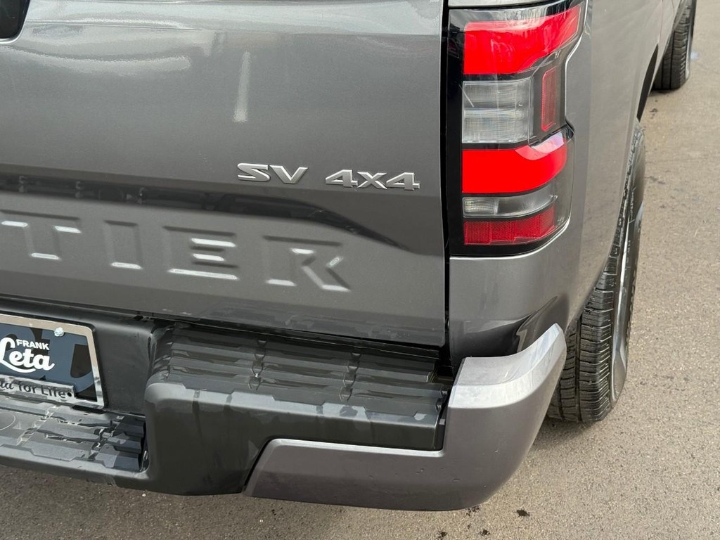 Nissan Frontier Vehicle Full-screen Gallery Image 04