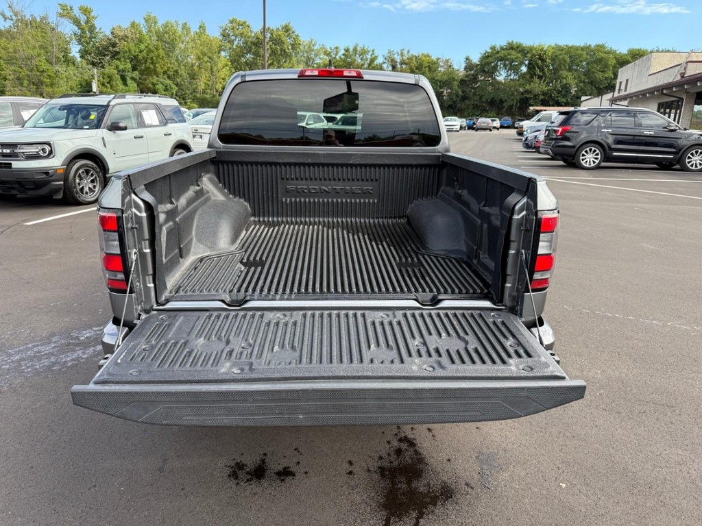 Nissan Frontier Vehicle Full-screen Gallery Image 06