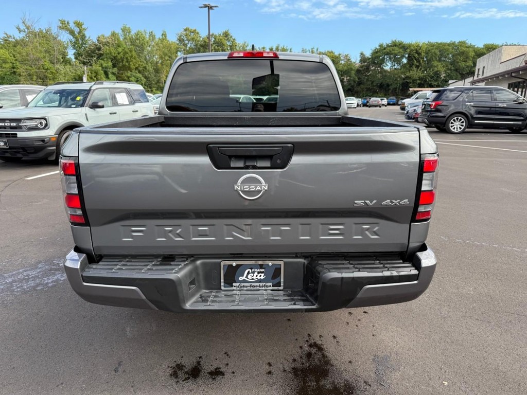 Nissan Frontier Vehicle Full-screen Gallery Image 07