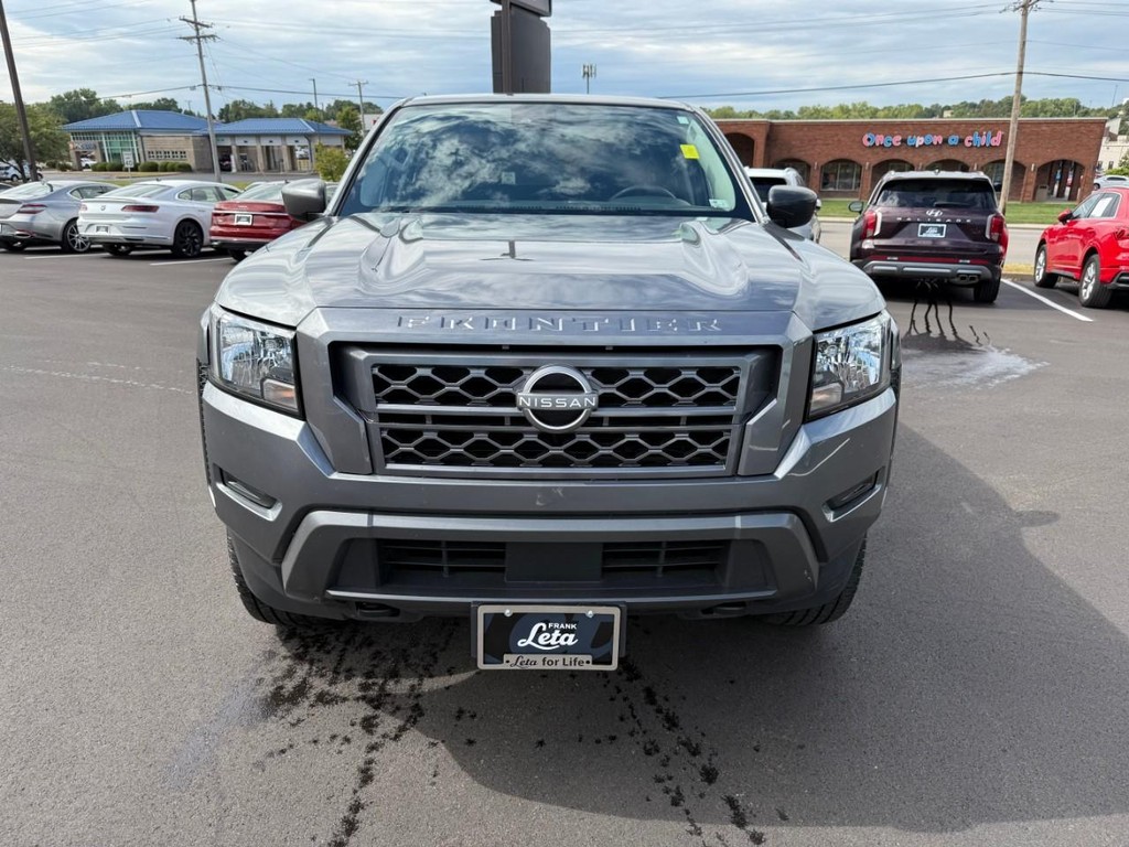Nissan Frontier Vehicle Full-screen Gallery Image 10