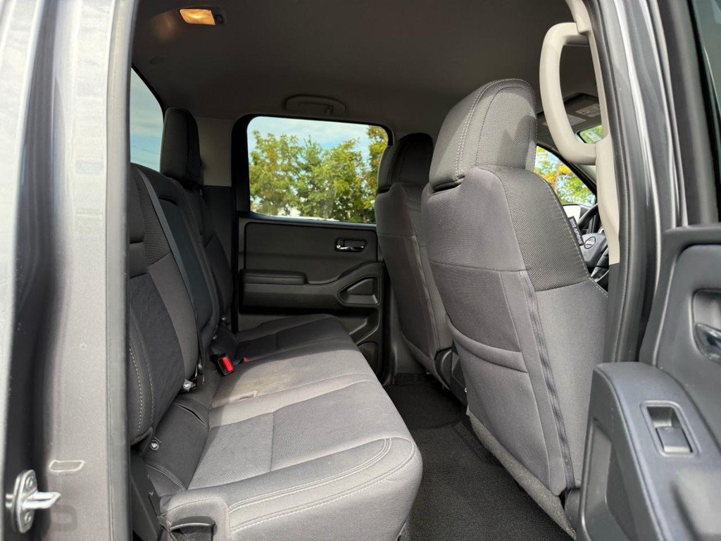 Nissan Frontier Vehicle Full-screen Gallery Image 11