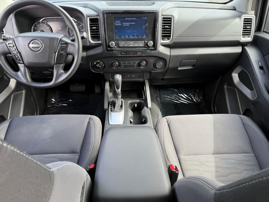 Nissan Frontier Vehicle Full-screen Gallery Image 12