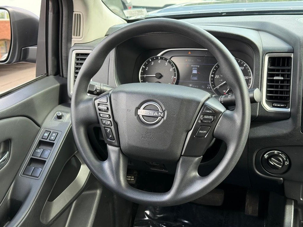 Nissan Frontier Vehicle Full-screen Gallery Image 13