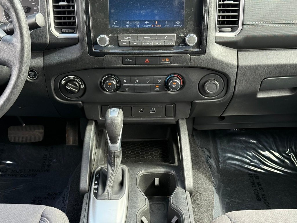 Nissan Frontier Vehicle Full-screen Gallery Image 15