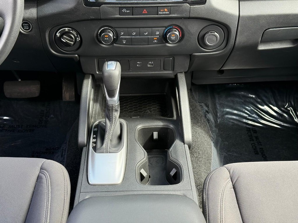 Nissan Frontier Vehicle Full-screen Gallery Image 16