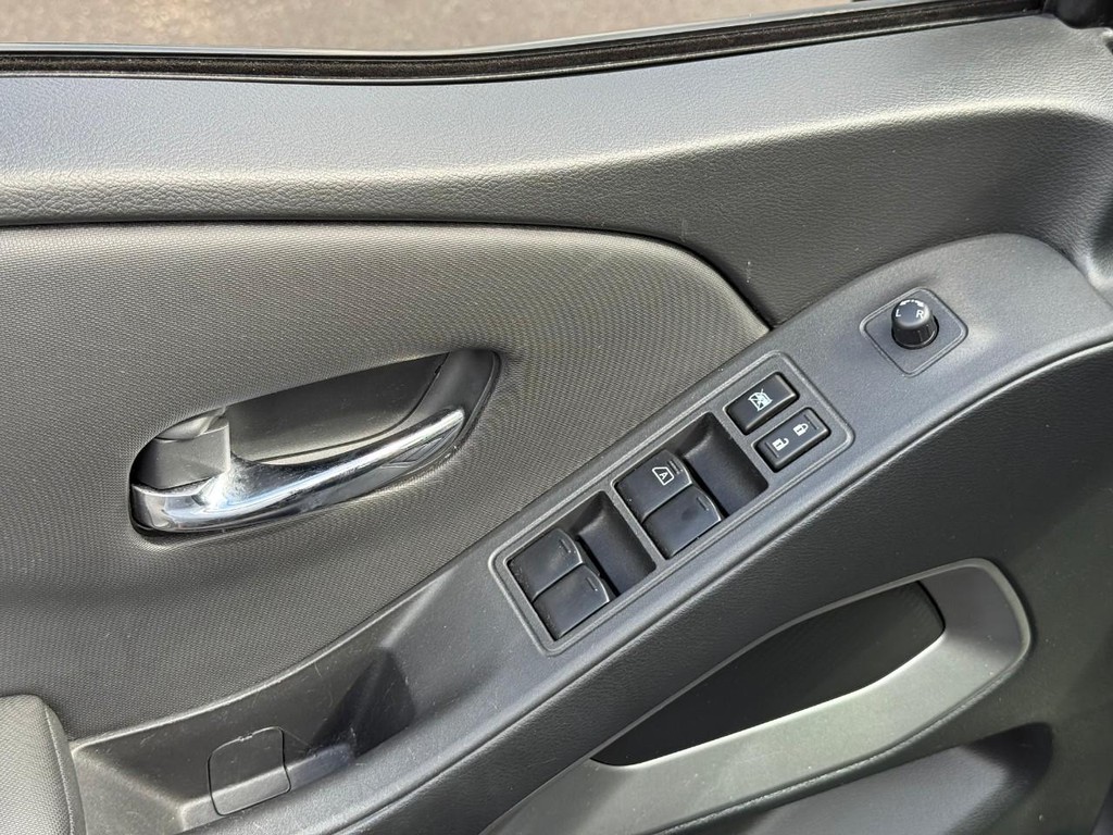 Nissan Frontier Vehicle Full-screen Gallery Image 17