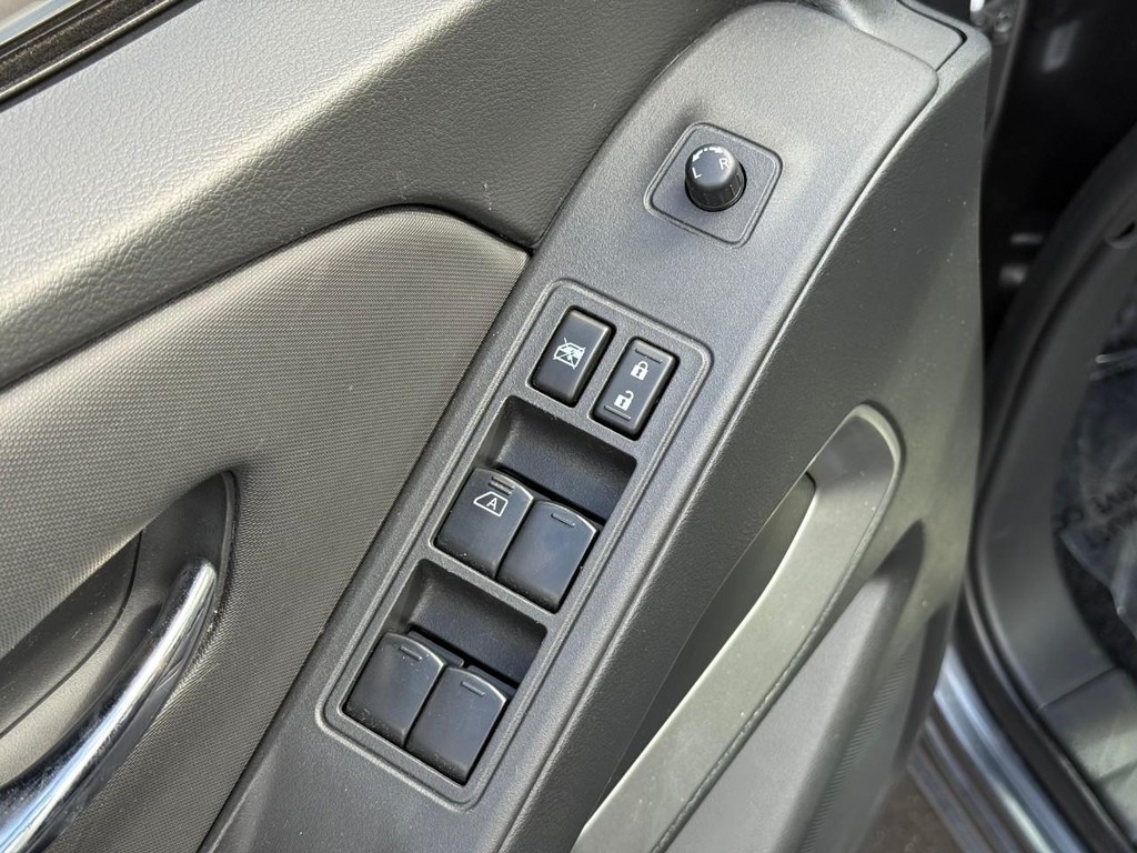 Nissan Frontier Vehicle Full-screen Gallery Image 18