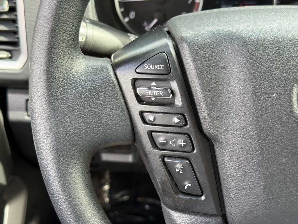 Nissan Frontier Vehicle Full-screen Gallery Image 21