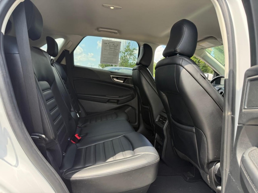 Ford Edge Vehicle Full-screen Gallery Image 12