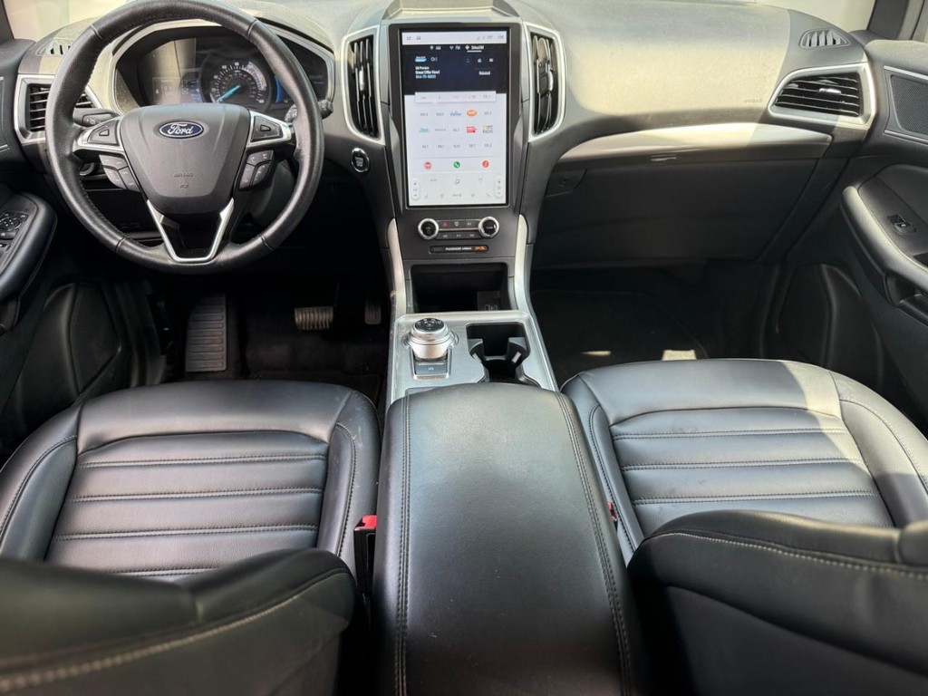 Ford Edge Vehicle Full-screen Gallery Image 13