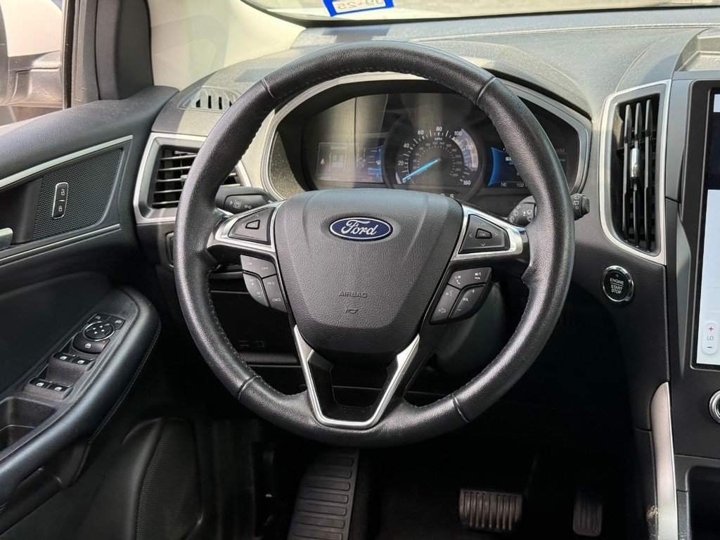 Ford Edge Vehicle Full-screen Gallery Image 14