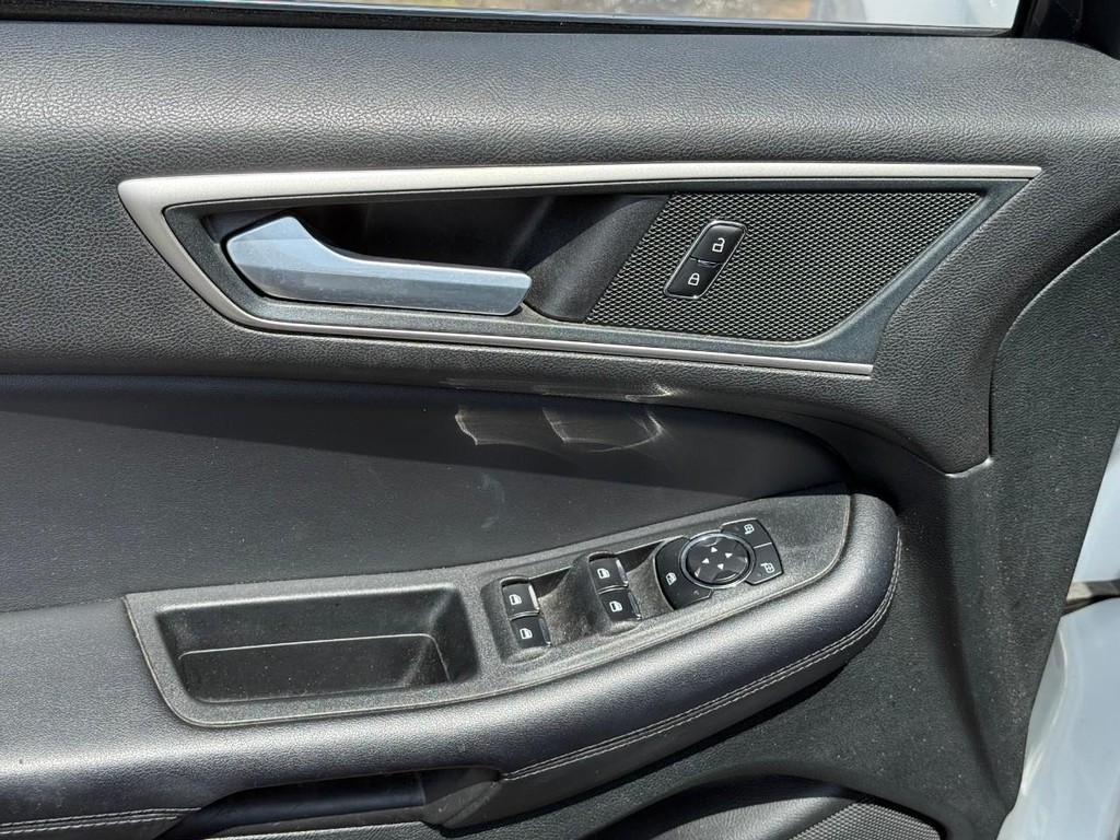 Ford Edge Vehicle Full-screen Gallery Image 17