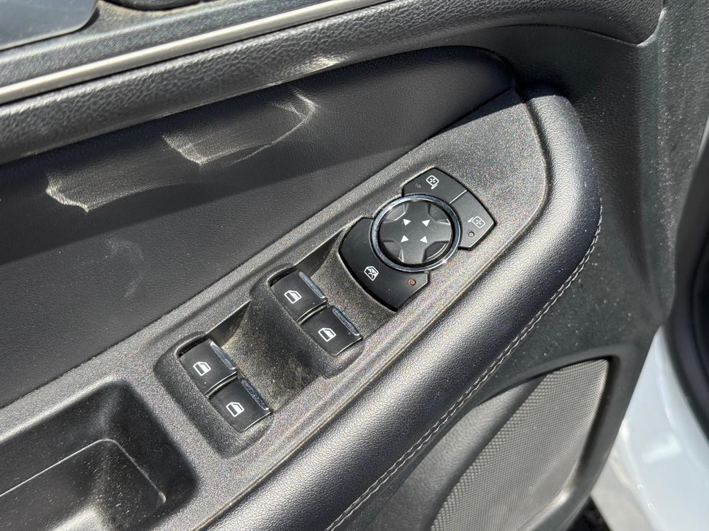 Ford Edge Vehicle Full-screen Gallery Image 18