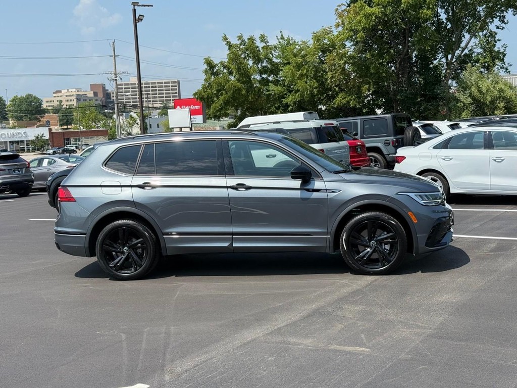 Volkswagen Tiguan Vehicle Full-screen Gallery Image 02