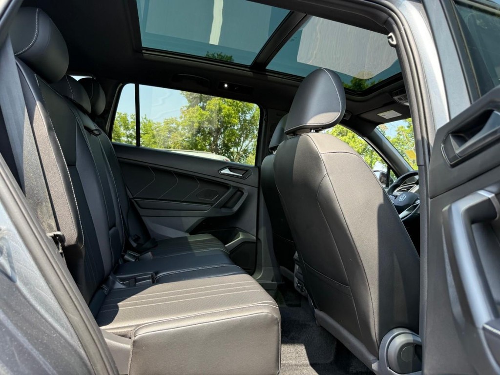 Volkswagen Tiguan Vehicle Full-screen Gallery Image 11