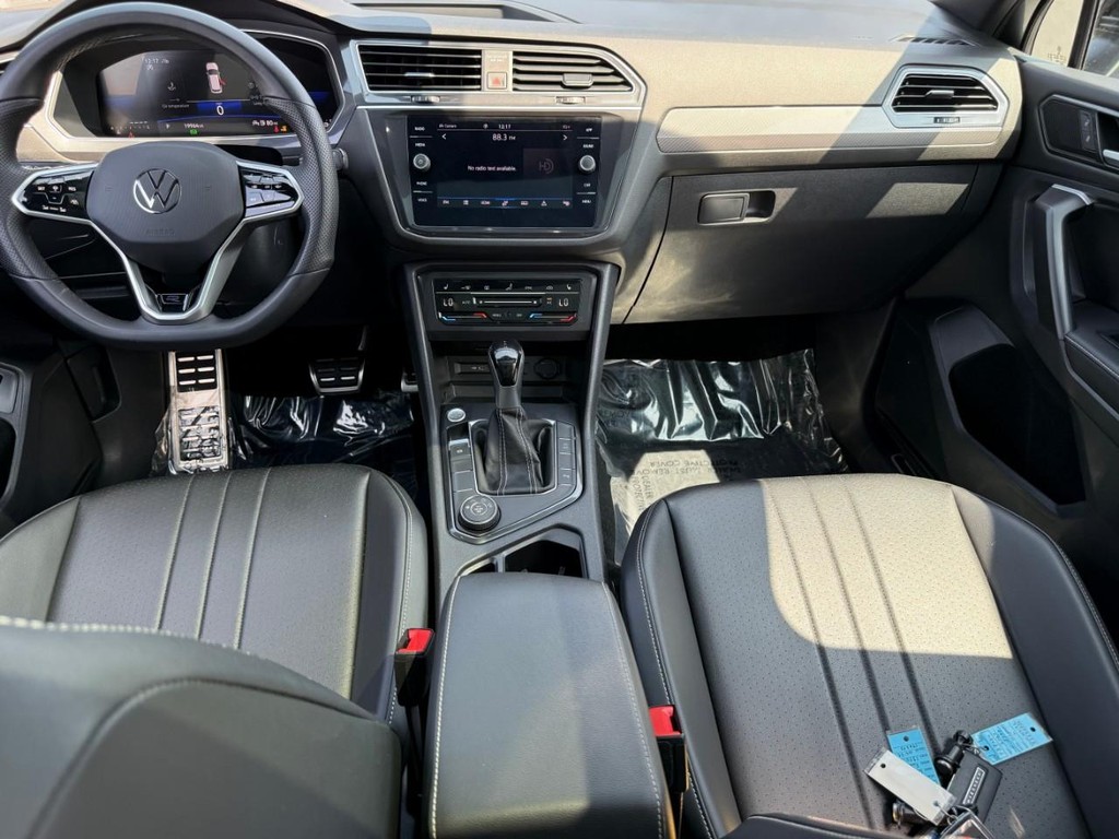 Volkswagen Tiguan Vehicle Full-screen Gallery Image 12