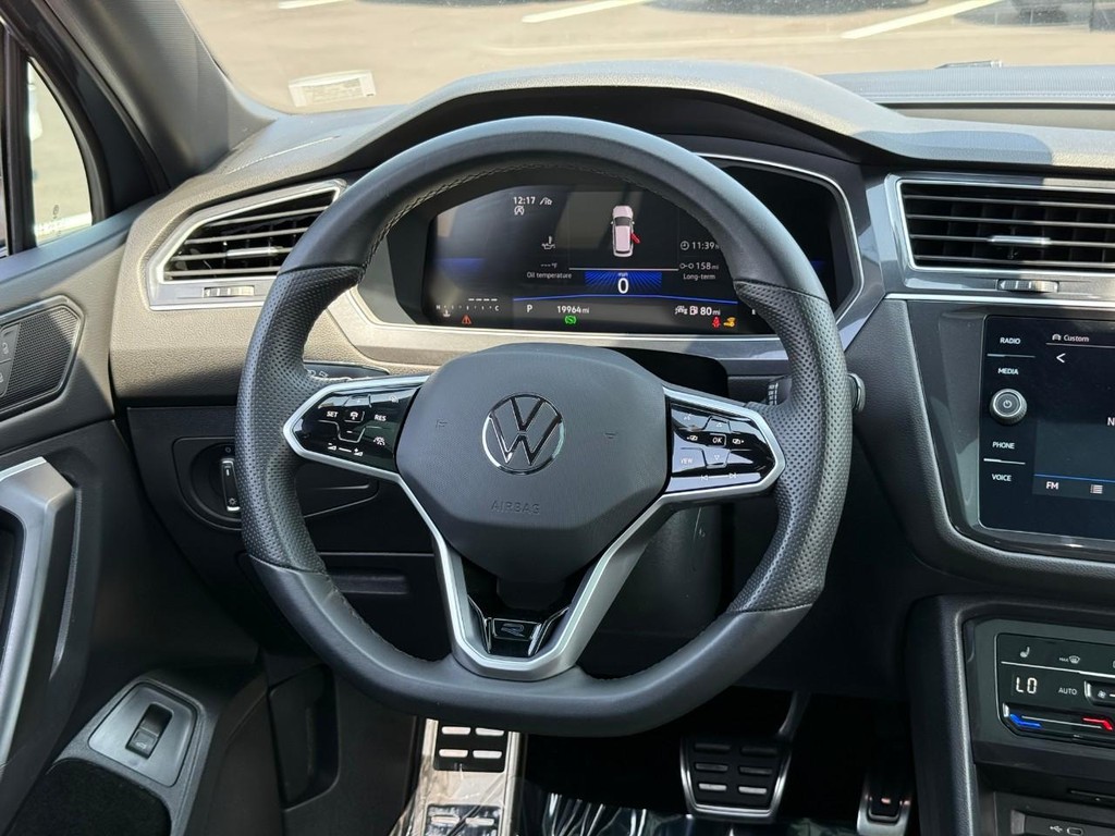 Volkswagen Tiguan Vehicle Full-screen Gallery Image 13