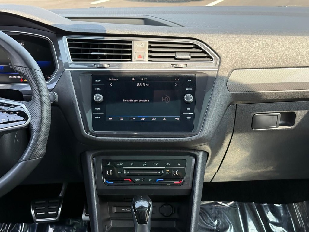 Volkswagen Tiguan Vehicle Full-screen Gallery Image 14