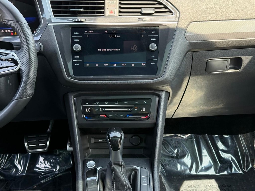 Volkswagen Tiguan Vehicle Full-screen Gallery Image 15