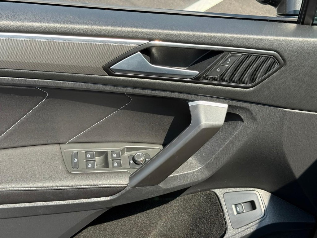 Volkswagen Tiguan Vehicle Full-screen Gallery Image 17