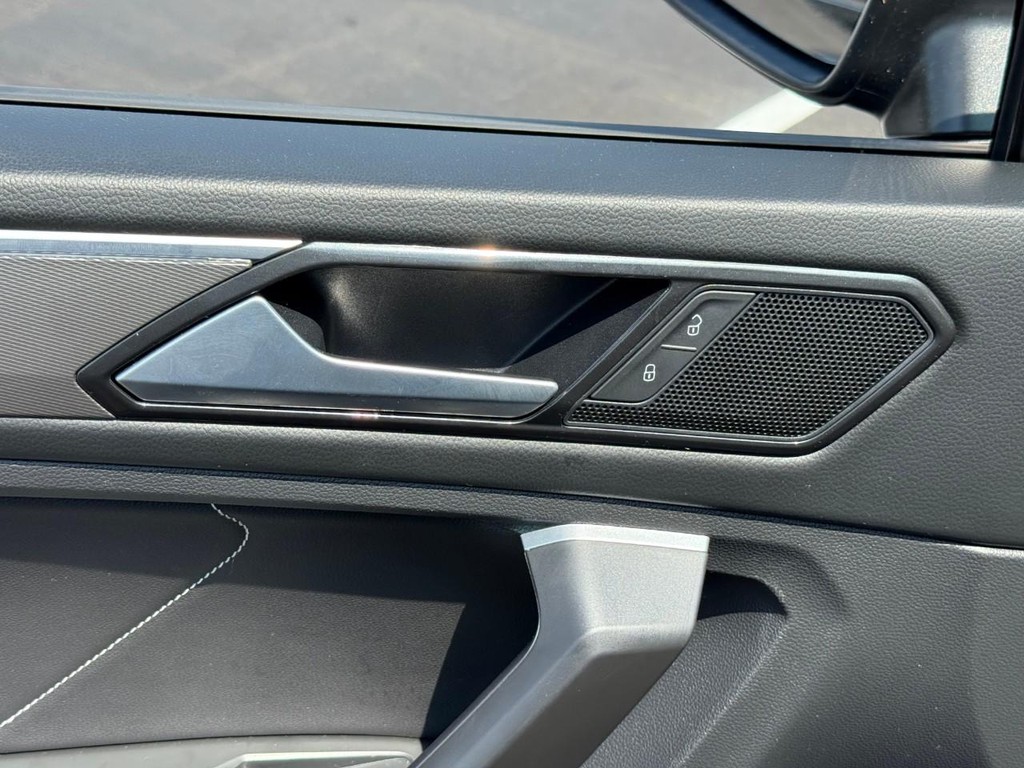 Volkswagen Tiguan Vehicle Full-screen Gallery Image 18