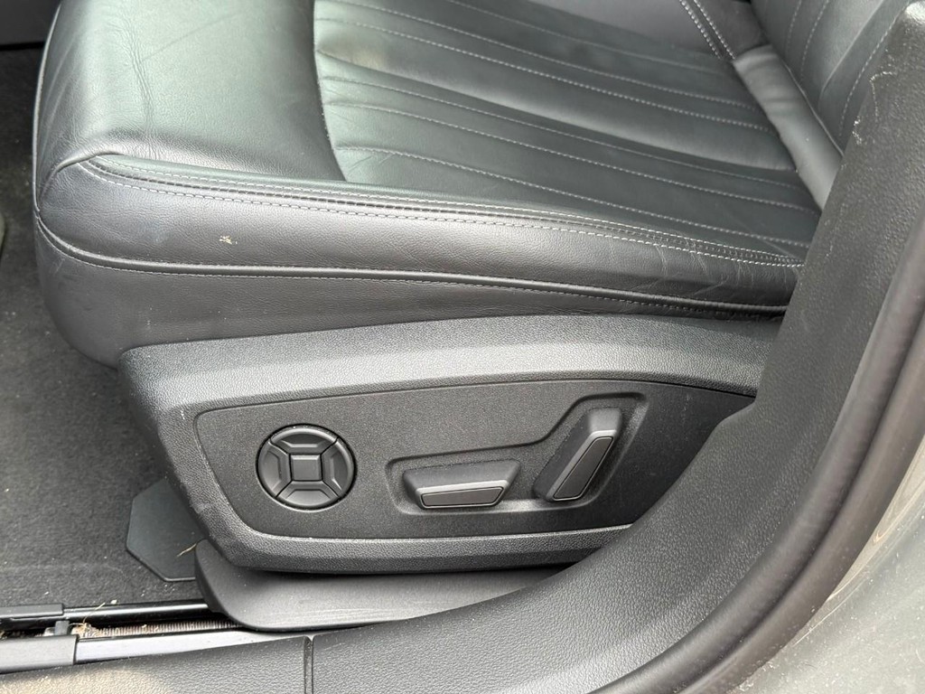 Audi A6 Sedan Vehicle Full-screen Gallery Image 18