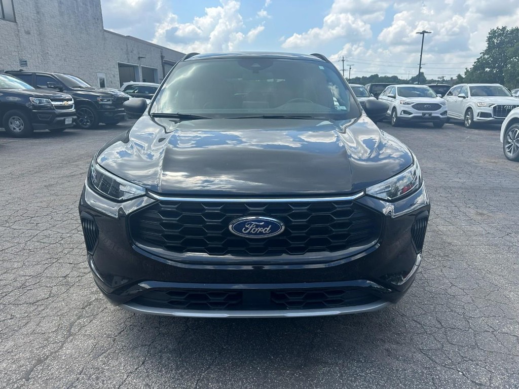 Ford Escape Vehicle Full-screen Gallery Image 09