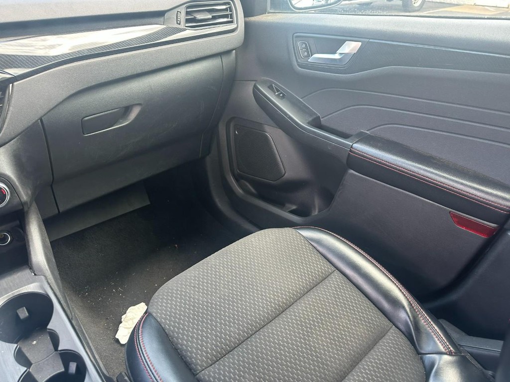 Ford Escape Vehicle Full-screen Gallery Image 15