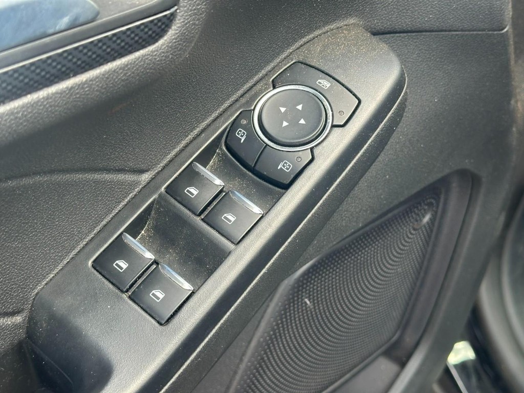 Ford Escape Vehicle Full-screen Gallery Image 16