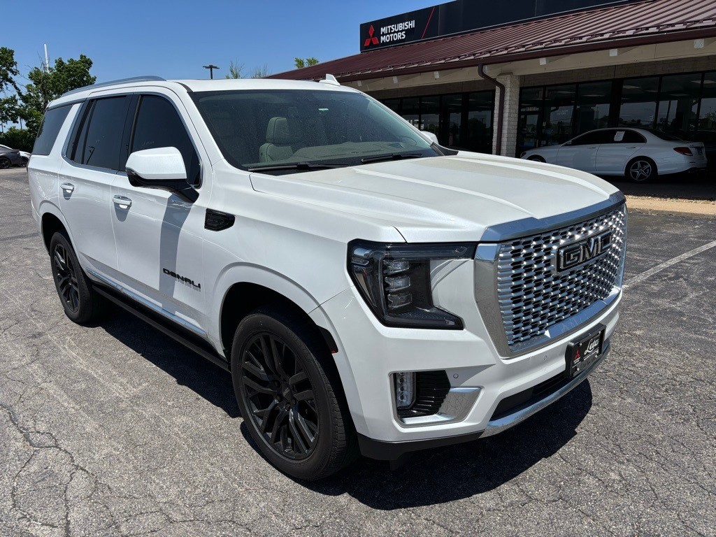 GMC Yukon Vehicle Full-screen Gallery Image 03