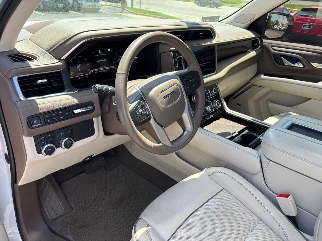 GMC Yukon Vehicle Full-screen Gallery Image 05