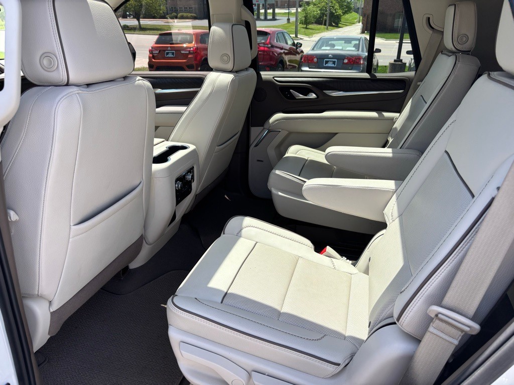 GMC Yukon Vehicle Full-screen Gallery Image 06