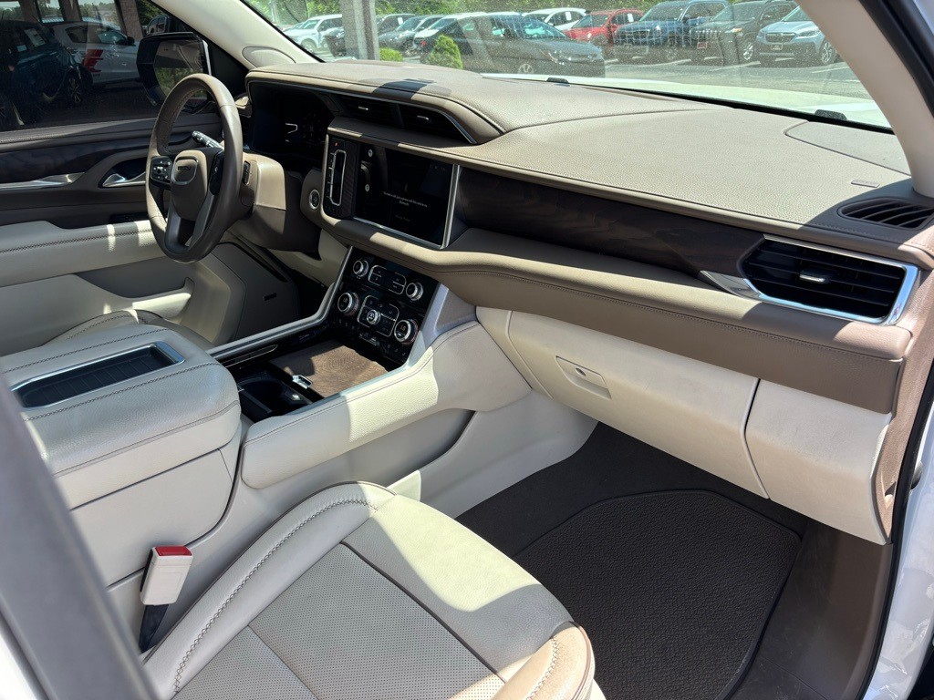 GMC Yukon Vehicle Full-screen Gallery Image 07