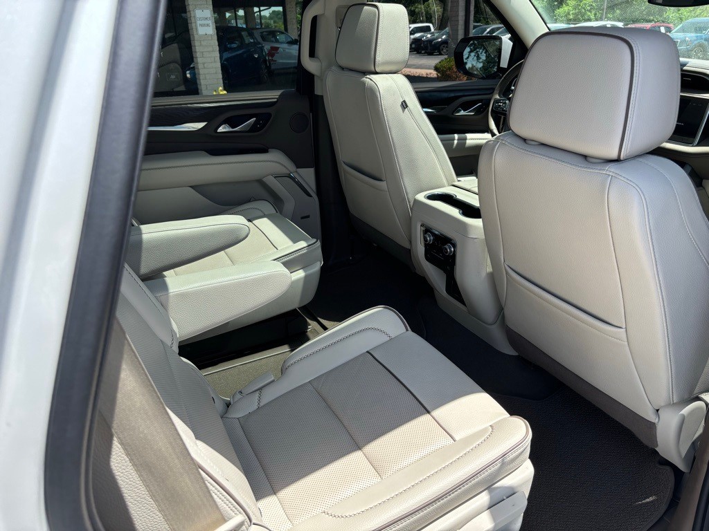 GMC Yukon Vehicle Full-screen Gallery Image 08