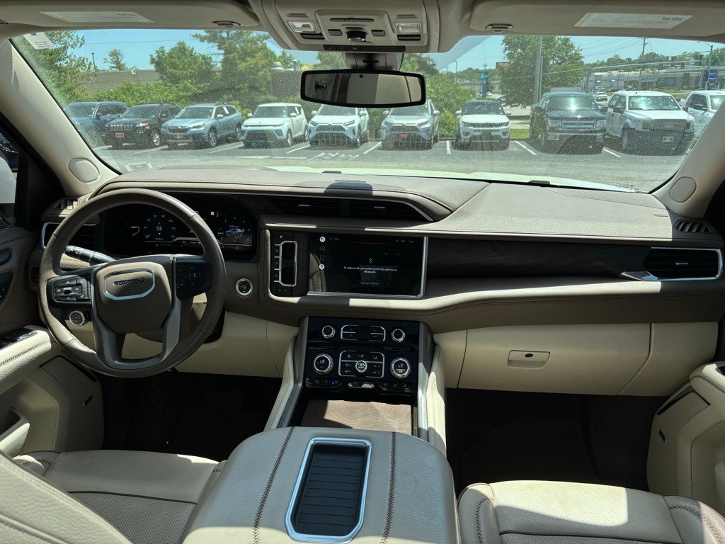 GMC Yukon Vehicle Full-screen Gallery Image 10